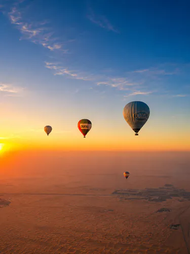 Panoramic desert views from a Dubai hot air balloon